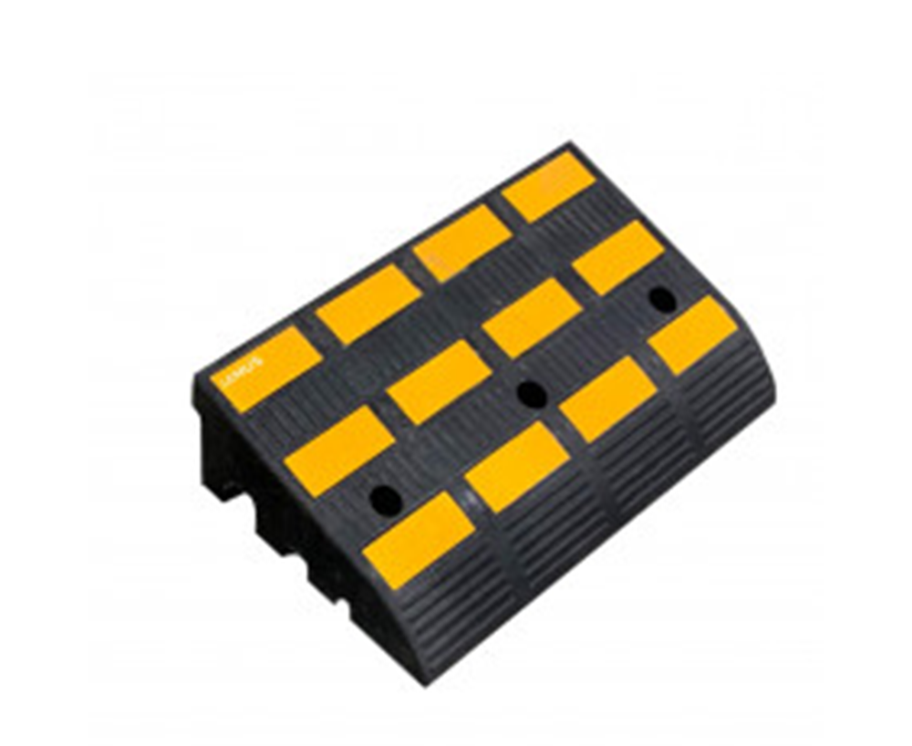 Heavy-Duty Solid Rubber Kerb Ramp (Premium Non-Slip Driveway Pavement Wedge Ramp for Cars and Heavy Machinery)